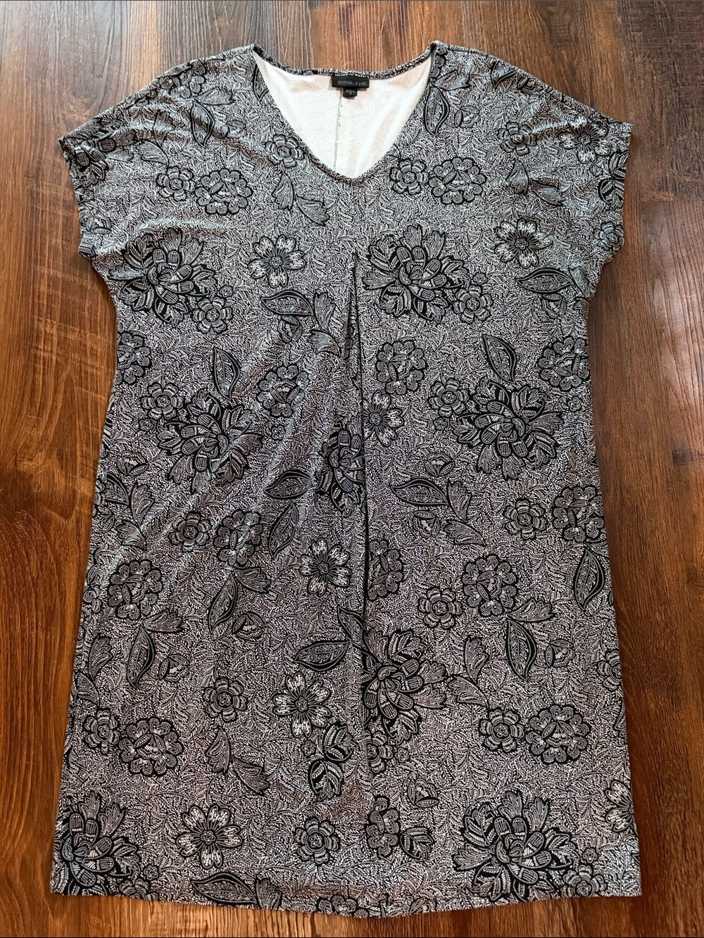 J. Jill Wearever Collection black and white floral short-sleeve shift dress